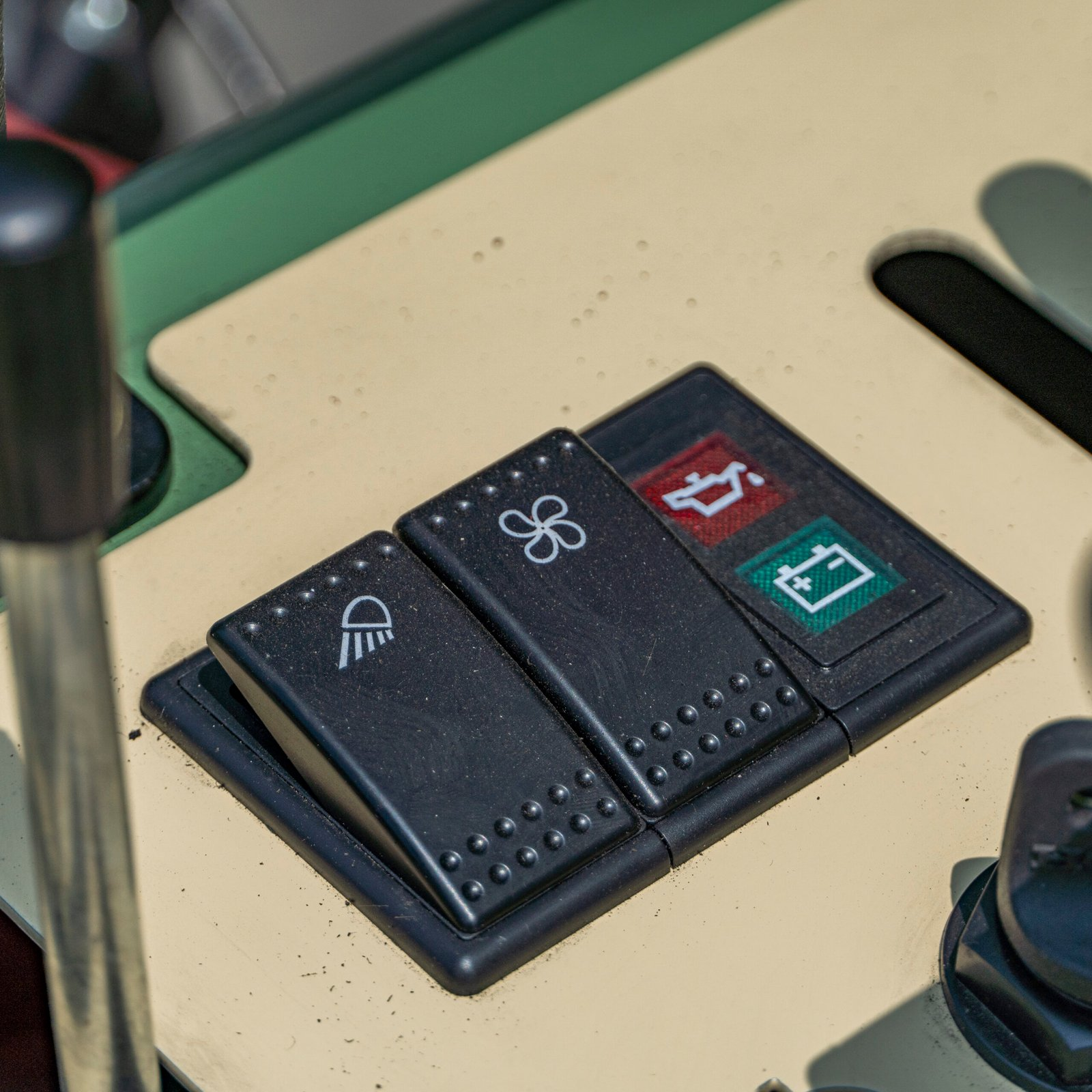 Sealed Rocker Switch Cluster & Diagnostic Indicators
